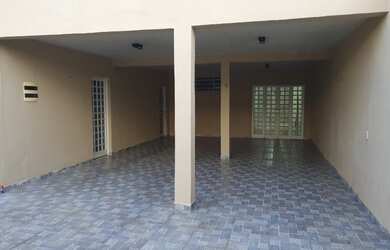 Imagem: A casa possui 3 Dormitórios, 1 Suíte, 2 Banheiros, 6 Vagas