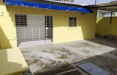 Imagem: A casa possui 3 Dormitórios, 1 Suíte, 2 Banheiros, Acomodam