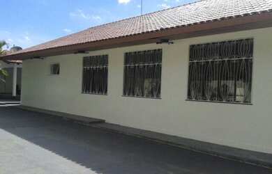 Imagem: A casa em condomínio possui 4 Dormitórios, 4 Suítes, 5 Banheiros