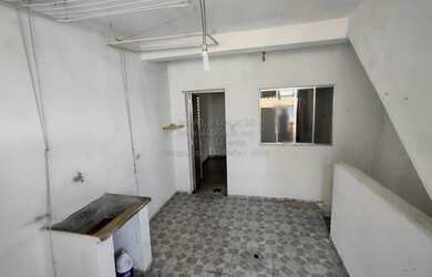 Imagem: A casa possui 1 Dormitório, 1 Banheiro e Acomodam 3 pessoas