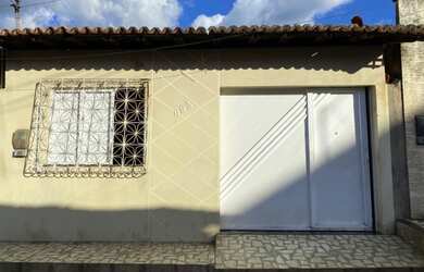 Imagem: A casa possui 3 Dormitórios, 1 Suíte, 2 Banheiros e está