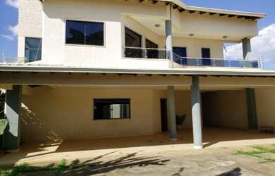 Imagem: A casa possui 3 Dormitórios, 1 Suíte, 3 Banheiros, 3 Vagas