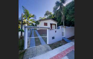 Imagem: A casa possui 2 Dormitórios, 1 Banheiro, Acomodam 4 pessoas