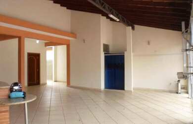 Imagem: A casa possui 3 Dormitórios, 1 Suíte, 2 Banheiros, 2 Vagas