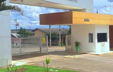 Imagem: A casa possui 2 Dormitórios, 1 Banheiro, 2 Vagas na garagem