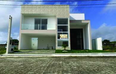 Imagem: A casa possui 4 Dormitórios, 3 Suítes, 5 Banheiros, 2 Vagas