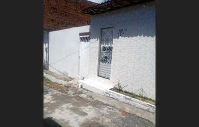 Imagem: A casa possui 2 Dormitórios, 1 Suíte, 2 Banheiros, Acomodam