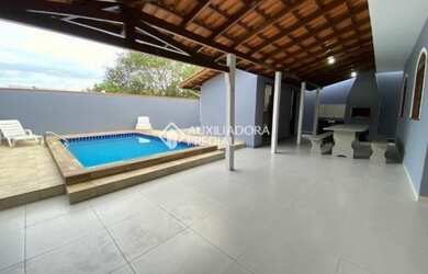 Imagem: A casa possui 3 Dormitórios, 2 Banheiros, 3 Vagas na garagem