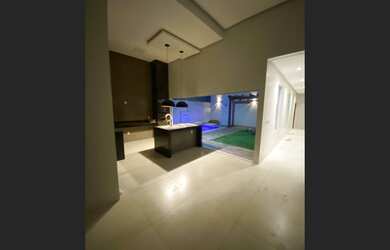 Imagem: A casa possui 4 Dormitórios, 3 Suítes, 5 Banheiros, Acomodam