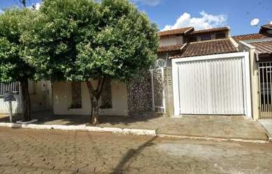 Imagem: A casa possui 4 Dormitórios, 2 Suítes, 4 Banheiros, 2 Vagas