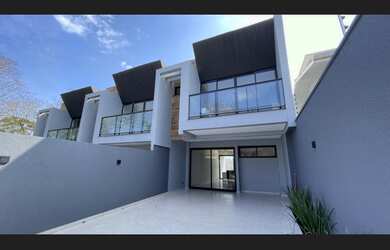 Imagem: A casa possui 2 Dormitórios, 1 Suíte, 3 Banheiros, 3 Vagas