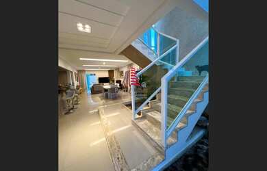 Imagem: A casa em condomínio possui 4 Dormitórios, 4 Suítes, 5 Banheiros