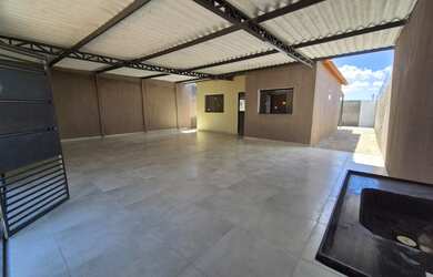 Imagem: A casa possui 2 Dormitórios, 1 Suíte, 2 Banheiros, 3 Vagas