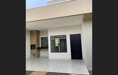 Imagem: A casa possui 2 Dormitórios, 1 Suíte, 2 Banheiros, 2 Vagas