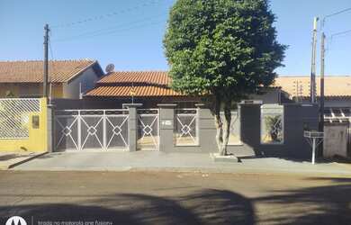 Imagem: A casa possui 2 Dormitórios, 1 Suíte, 3 Banheiros, 2 Vagas