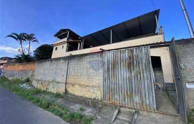 Imagem: A casa possui 2 Dormitórios, 3 Banheiros, 4 Vagas na garagem