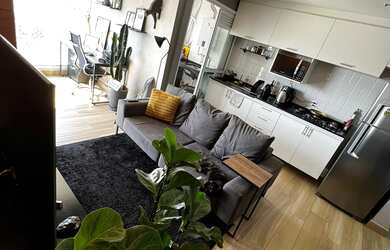 Imagem: O apartamento possui 1 Dormitório, 1 Banheiro, 1 Vaga na garagem