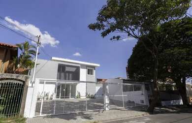Imagem: A casa possui 4 Dormitórios, 5 Vagas na garagem, 385m² de