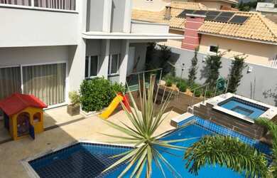 Imagem: A casa possui 5 Dormitórios, 5 Suítes, 7 Banheiros, 6 Vagas