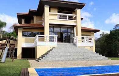 Imagem: A casa em condomínio possui 4 Dormitórios, 4 Suítes, 8 Banheiros