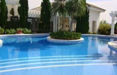 Imagem: A casa possui 4 Dormitórios, 4 Suítes, 8 Banheiros, 3 Vagas