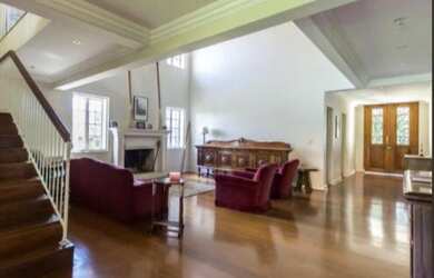 Imagem: A casa possui 3 Dormitórios, 3 Suítes, 1.000m² de Área