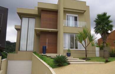 Imagem: A casa possui 5 Dormitórios, 5 Suítes, 10 Banheiros, 2 Vagas