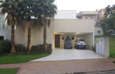 Imagem: A casa possui 4 Dormitórios, 4 Suítes, 6 Banheiros, 2 Vagas