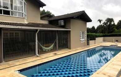 Imagem: A casa possui 4 Dormitórios, 4 Suítes, 6 Banheiros, 6 Vagas