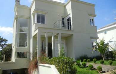 Imagem: A casa possui 4 Dormitórios, 4 Suítes, 7 Banheiros, 6 Vagas