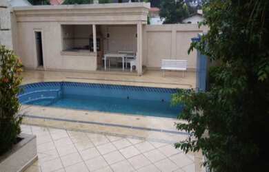 Imagem: A casa possui 4 Dormitórios, 2 Suítes, 6 Banheiros, 2 Vagas