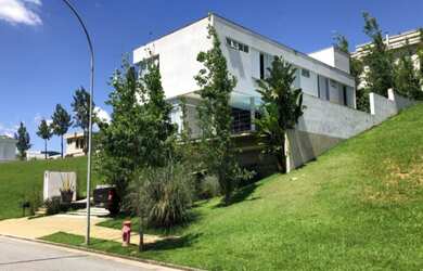 Imagem: A casa possui 4 Dormitórios, 4 Suítes, 6 Banheiros, 480m²