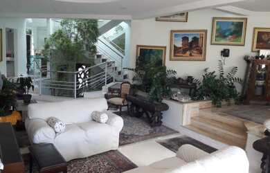 Imagem: A casa possui 4 Dormitórios, 4 Suítes, 7 Banheiros, 2 Vagas