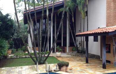 Imagem: A casa possui 4 Dormitórios, 2 Suítes, 6 Banheiros, 460m²