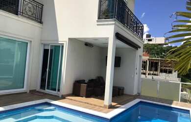 Imagem: A casa possui 5 Dormitórios, 4 Suítes, 7 Banheiros, 4 Vagas