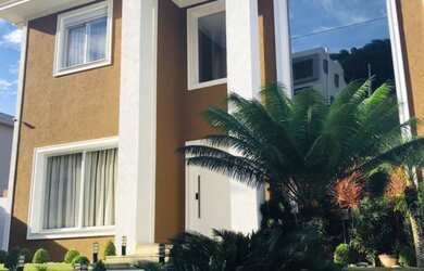 Imagem: A casa possui 5 Dormitórios, 4 Suítes, 450m² de Área, 500m²