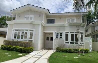 Imagem: A casa possui 5 Dormitórios, 4 Suítes, 7 Banheiros, 4 Vagas