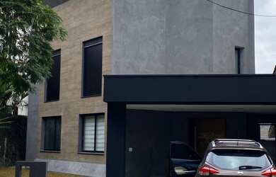 Imagem: A casa possui 4 Dormitórios, 2 Suítes, 5 Banheiros, 2 Vagas