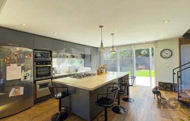 Imagem: A casa possui 3 Dormitórios, 1 Suíte, 3 Banheiros, 2 Vagas