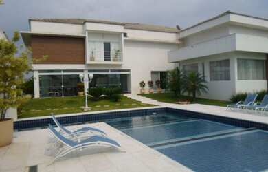 Imagem: A casa possui 6 Dormitórios, 6 Suítes, 8 Banheiros, 10 Vagas