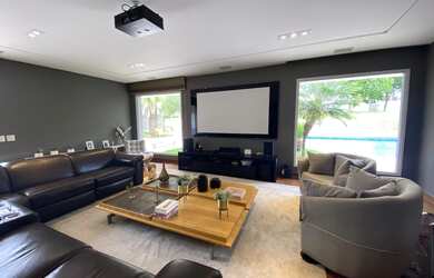 Imagem: A casa em condomínio possui 4 Dormitórios, 4 Suítes, 7 Banheiros