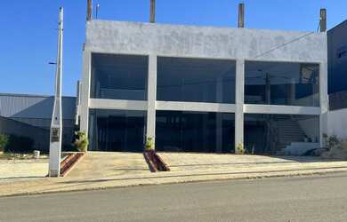 Imagem: O depósito possui 20 Banheiros, 8 Vagas na garagem, 1.000m²