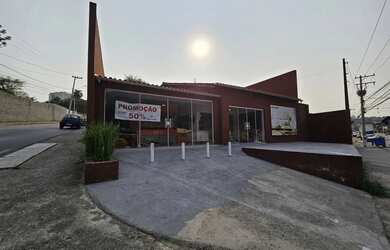 Imagem: A loja possui 1 Banheiro, 3 Vagas na garagem e 170m² de Área