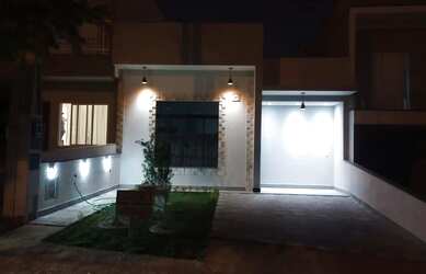 Imagem: A casa possui 2 Dormitórios, 1 Suíte, 2 Banheiros, 2 Vagas