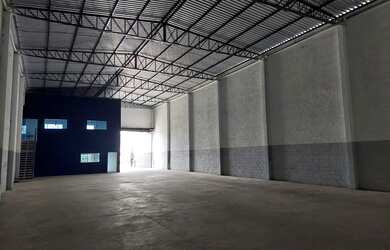 Imagem: O depósito possui 3 Banheiros, 1.200m² de Área, 750m² de