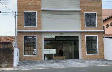 Imagem: A loja possui 3 Banheiros, 4 Vagas na garagem, 400m² de Área