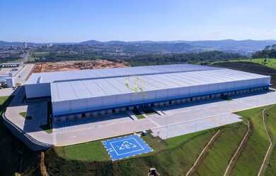 Imagem: O depósito possui 67 Vagas na garagem, 9.922m² de Área e