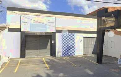 Imagem: A loja possui 3 Banheiros, 3 Vagas na garagem, 226m² de Área