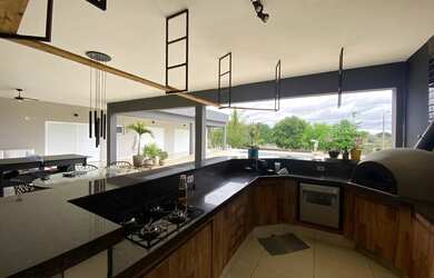 Imagem: A casa possui 3 Dormitórios, 1 Suíte, 4 Banheiros, 4 Vagas