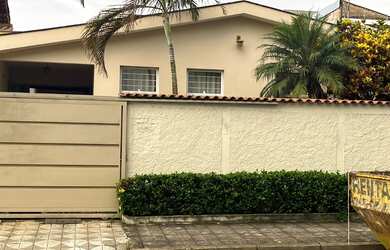 Imagem: A casa possui 3 Dormitórios, 3 Banheiros, 3 Vagas na garagem